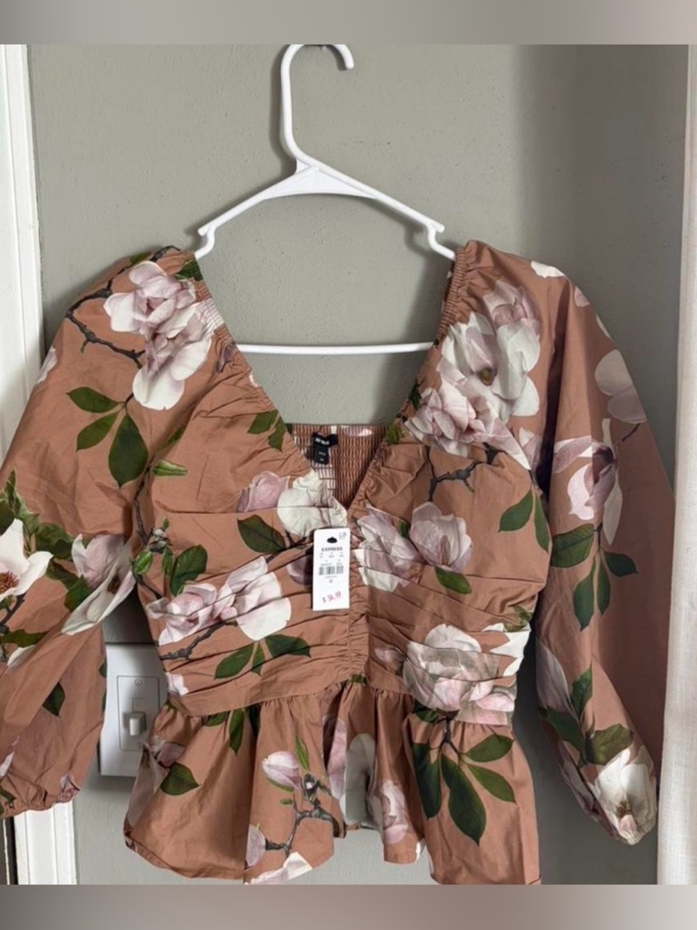 NWT Express Floral Peplum V-Neck Blouse in Blush Brown Size XS